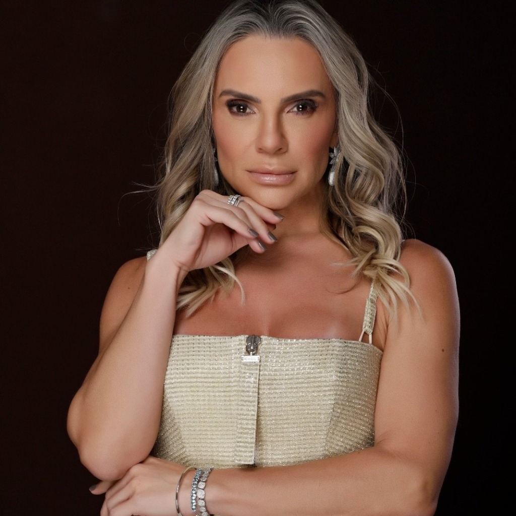 Glaucia Peron - Curadoria & Anfitriã